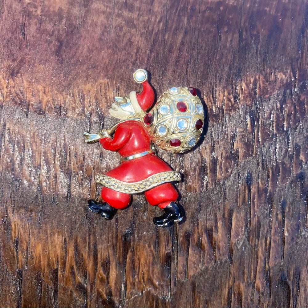 Vintage hollycraft Santa brooch